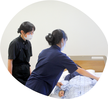 着替えの介護の写真